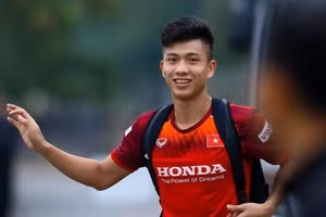 Phan Văn Đức sang Lào hội quân cùng tuyển Việt Nam sau khi khỏi Covid-19.