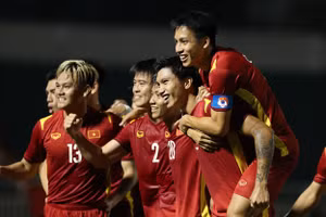 Tuyển Việt Nam trên sân cỏ nhân tạo trận gặp Singapore ở lượt trận 3 AFF Cup.