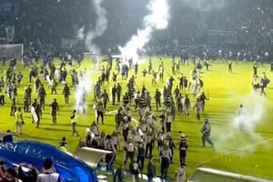 Bóng đá Indonesia thoát án phạt từ FIFA sau thảm kịch kinh hoàng.