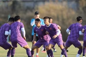 Tuyển Việt Nam tích cực rèn luyện chuẩn bị cho trận gặp Lào.