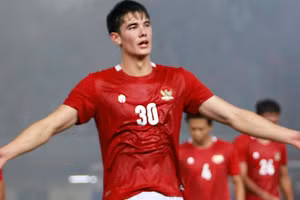 Elkan Baggott của ĐT Indonesia ghi bàn ở giải hạng Tư của Anh.