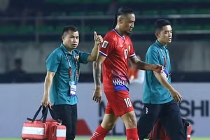 Billy Ketkeophomphone sớm chia tay AFF Cup vì chấn thương.