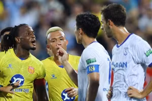 Sông Lam Nghệ An xuất sắc vượt qua Nam Định trên sân Thiên Trường.