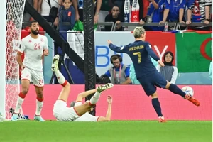 Griezmann thực hiện cú vô lê tuyệt đẹp vào lưới Tunisia.