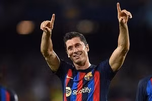 Robert Lewandowski tỏa sáng giúp Barca thắng đậm Viktoria Plzen