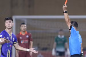 Hà Nội FC thua tan nát Bình Định trên sân nhà Hàng Đẫy ở vòng 15 V.League.