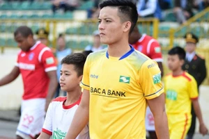 Hoàng Văn Khánh nghỉ hết lượt đi V.League vì chấn thương.