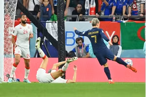 Griezmann thực hiện cú vô lê tuyệt đẹp vào lưới Tunisia.