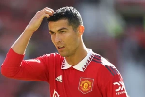 Ronaldo xuống đội trẻ tập luyện sau án phạt từ BHL Man United.