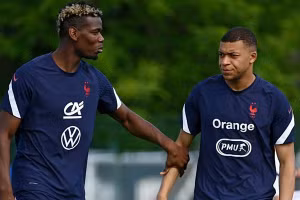 Mbappe phủ nhận bị Pogba yểm bùa.