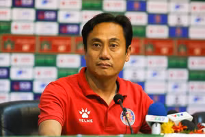 HLV Sài Gòn FC buồn bã sau trận thua Nam Định ở vòng 25 V.League.