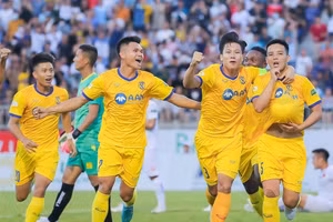 SLNA để Hà Nội FC cầm hòa đáng tiếc trên sân Vinh.