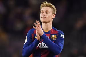 Tiền vệ De Jong ẩn ý muốn tới Anh chơi bóng.