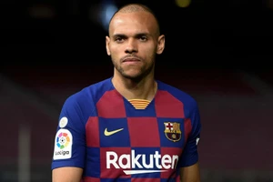 Braithwaite chỉ chấp nhận ra đi nếu Barca thanh toán đủ từng xu trong 2 năm hợp đồng còn lại.