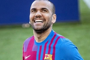 Dani Alves tiết lộ có hiềm khích với Ronaldo nhưng rất thích tiền đạo này.