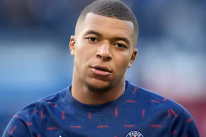 Mbappe thầm trách HLV Mauricio Pochettino không giúp PSG mạnh lên.