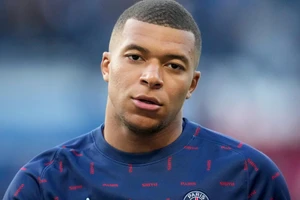 Mbappe thầm trách HLV Mauricio Pochettino không giúp PSG mạnh lên.