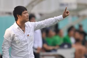 HLV Hữu Thắng tố trọng tài mắc nhiều sai sót ở trận gặp Bình Định.