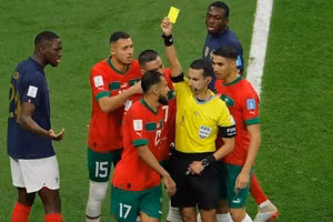 LĐBĐ Ma Rốc gửi đơn khiếu nại lên FIFA về kết quả trận gặp Pháp ở bán kết.