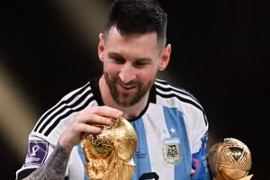 Messi muốn khoe Cúp vàng World Cup tại Paris ..