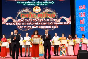 Ban tổ chức trao giấy khen cho các giáo viên đoạt giải Nhất.