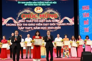 Ban tổ chức trao giấy khen cho các giáo viên đoạt giải Nhất.