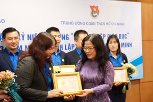 Thứ trưởng Bộ GD&ĐT Nguyễn Thị Kim Chi trao kỷ niệm chương Vì sự nghiệp giáo dục cho các cán bộ Trung ương Đoàn.