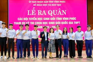 Yến Nhi (thứ 5 từ phải sang) cùng các thầy cô và học sinh giỏi đội tuyển Toán tỉnh Vĩnh Phúc.