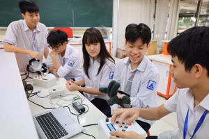 Các học sinh Hà Nội đạt giải Nhất cuộc thi học sinh, sinh viên với ý tưởng khởi nghiệp năm 2024 nằm trong danh sách khen thưởng.