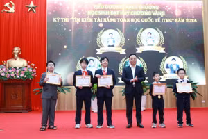 Trao thưởng cho các học sinh đoạt huy chương Vàng.