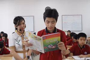 Cô trò Trường THCS Định Công (quận Hoàng Mai, Hà Nội).