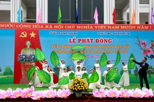 Văn nghệ chào mừng lễ phá động.