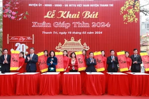 Các đại biểu khai bút Xuân Giáp Thìn 2024.