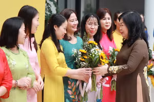 Ban tổ chức tặng hoa chúc mừng các thầy cô giáo dự thi.