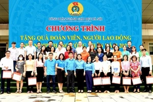 Công đoàn ngành giáo dục Hà Nội triển khai nhiều hoạt động tặng quà, hỗ trợ cho nhà giáo có hoàn cảnh khó khăn.