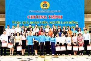 Công đoàn ngành giáo dục Hà Nội triển khai nhiều hoạt động tặng quà, hỗ trợ cho nhà giáo có hoàn cảnh khó khăn.