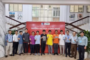 Học sinh trong đội tuyển chụp ảnh cùng các thầy giáo.