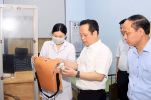 Giám đốc Sở GD&ĐT Hà Nội Trần Thế Cương kiểm tra điều kiện phục vụ kỳ thi tuyển sinh lớp 10 năm học 2023-2024. 