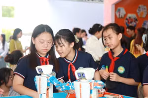 Học sinh trải nghiệm tại các gian trưng bày.