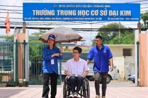 Thí sinh được các tình nguyện viên hỗ trợ vào phòng thi. Ảnh: Thanh Tùng.