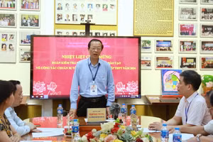 Thứ trưởng Phạm Ngọc Thưởng làm việc với Ban chỉ đạo thi quận Hoàn Kiếm.