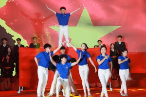 Tiết mục công diễn của Trường THPT Việt Đức đại diện Cụm THPT Hoàn Kiếm - Hai Bà Trưng.