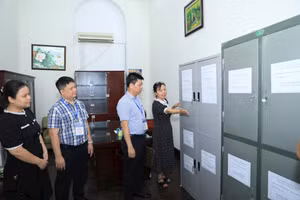 Đoàn công tác của Sở GD&ĐT Hà Nội kiểm tra tại điểm thi Trường THPT Trần Phú - Hoàn Kiếm. Ảnh: Quang Thái.