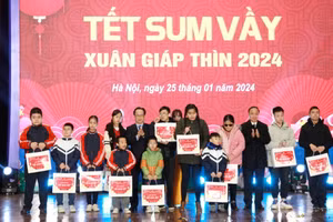 Giám đốc Sở GD&ĐT Hà Nội Trần Thế Cương tặng quà cho học sinh có hoàn cảnh khó khăn.