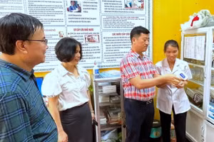 Đoàn công tác kiểm tra phòng y tế tại điểm thi Trường THCS Nguyễn Du (huyện Sóc Sơn).