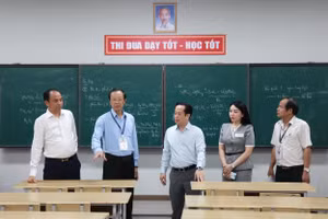 Thứ trưởng Bộ GD&ĐT Phạm Ngọc Thưởng kiểm tra công tác chuẩn bị tại điểm thi Trường THCS Chu Văn An (quận Tây Hồ). Đây là địa điểm tổ chức thi và cũng là địa điểm tổ chức chấm thi.