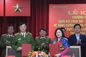 Thứ trưởng Bộ Công an Nguyễn Duy Ngọc và Thứ trưởng Bộ GD&ĐT Ngô Thị Minh ký kết chương trình phối hợp.