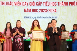 Giám đốc Sở GD&ĐT Hà Nội Trần Thế Cương và Phó Vụ trưởng Vụ Giáo dục Tiểu học Trịnh Hoài Thu tặng giấy khen cho giáo viên đoạt giải Nhất.