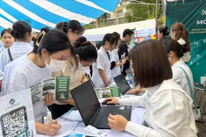 Hàng nghìn sinh viên tham dự ngày hội.