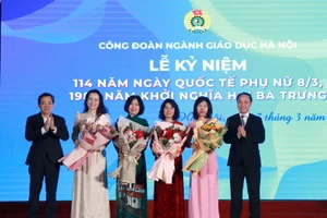 Ban tổ chức tặng hoa chúc mừng đại diện nữ đại biểu nhân kỷ niệm 114 năm Ngày Quốc tế Phụ nữ 8/3.